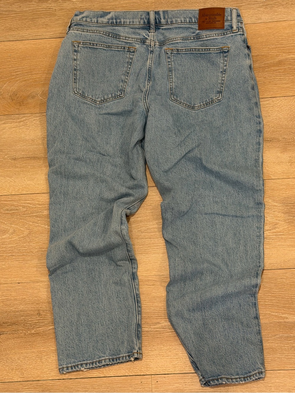 Abercrombie & Fitch Light Blue Relaxed Men's Jeans - Picture 2 of 4